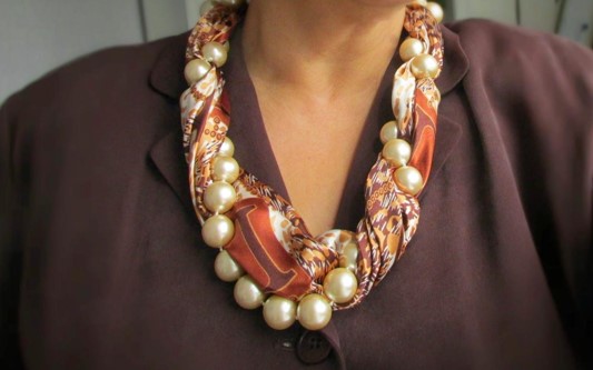 жемчужное ожерелье и платок