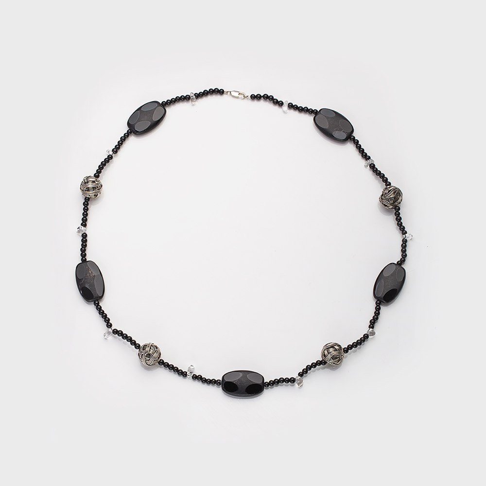Бусы из черного агата, украшенные вставками из сплава. Артикул 12652