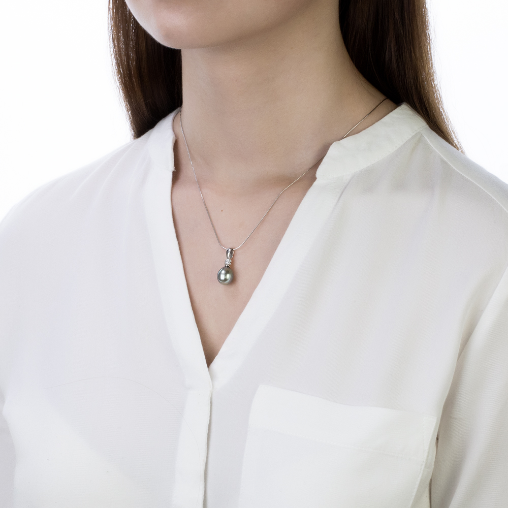 Кулон из серебра с серой Таитянской жемчужиной 10-10,5 мм. Артикул 10699