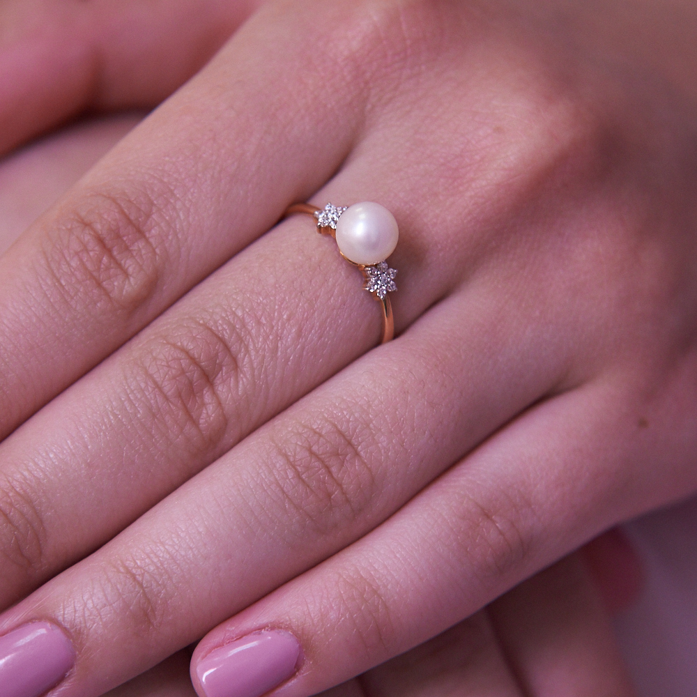 Кольцо из желтого золота 585 пробы с белой жемчужиной 7-7,5 мм. Артикул 11999 Кольцо из желтого золота 585 пробы с белой жемчужиной 7-7,5 мм. Артикул 11999