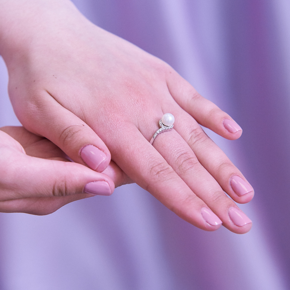 Кольцо из белого золота 585 пробы с белой жемчужиной 7-7,5 мм. Артикул 12024