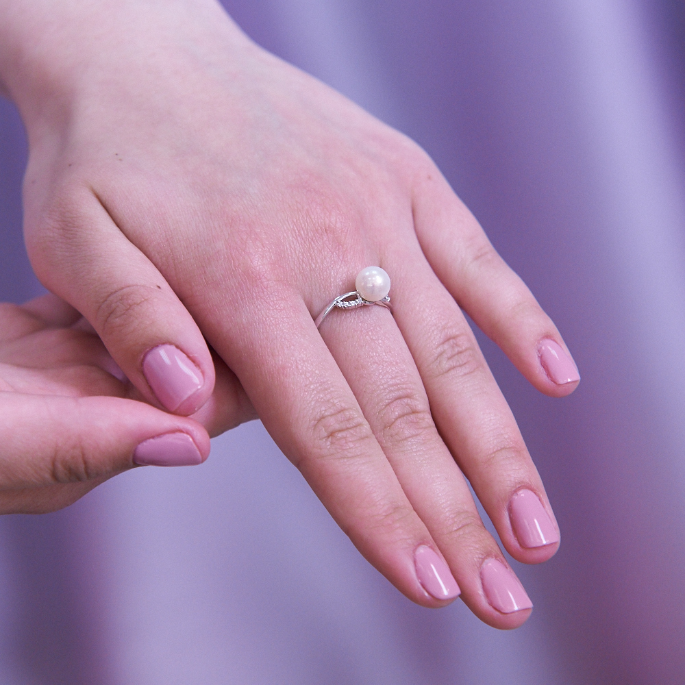 Кольцо из серебра 925 пробы с белой речной жемчужиной 7,5-8 мм. Артикул 11497 Кольцо из серебра 925 пробы с белой речной жемчужиной 7,5-8 мм. Артикул 11497