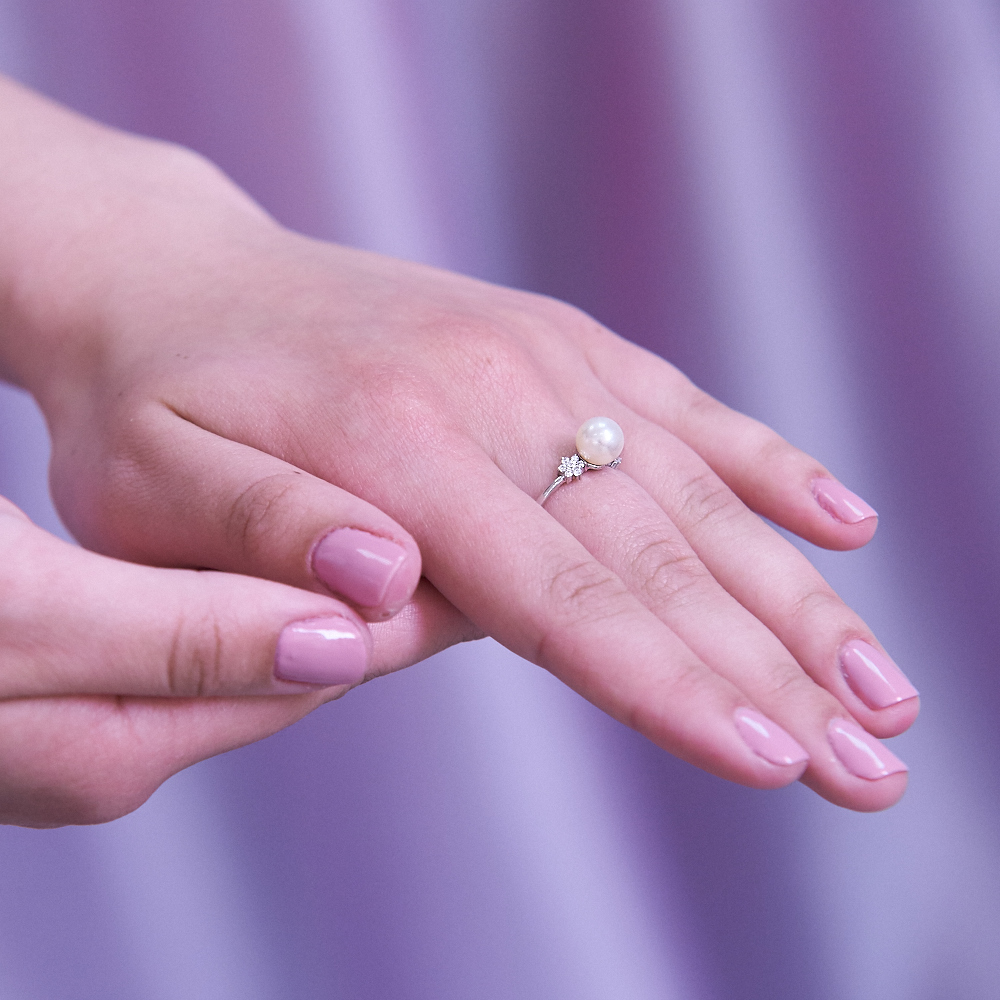 Кольцо из белого золота 585 пробы с белой жемчужиной 8-8,5 мм. Артикул 12001 Кольцо из белого золота 585 пробы с белой жемчужиной 8-8,5 мм. Артикул 12001