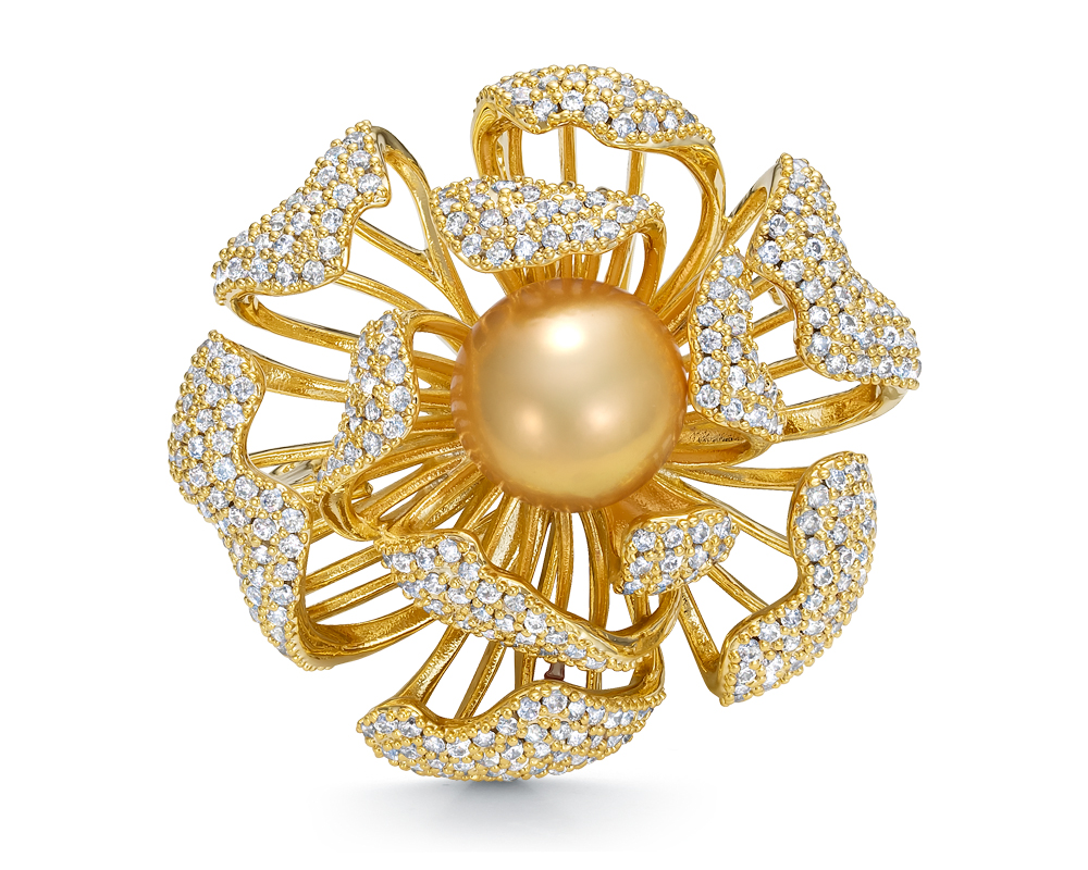 Брошь из сплава с японской речной золотистой жемчужиной 12-12,5 мм. Артикул 11040