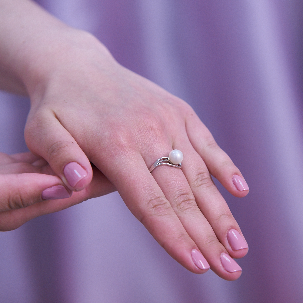 Кольцо из белого золота 585 пробы с белой жемчужиной 7,5-8 мм. Артикул 9707