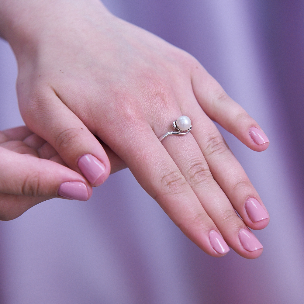 Кольцо из белого золота 585 пробы с белой жемчужиной 8-8,5 мм. Артикул 12030