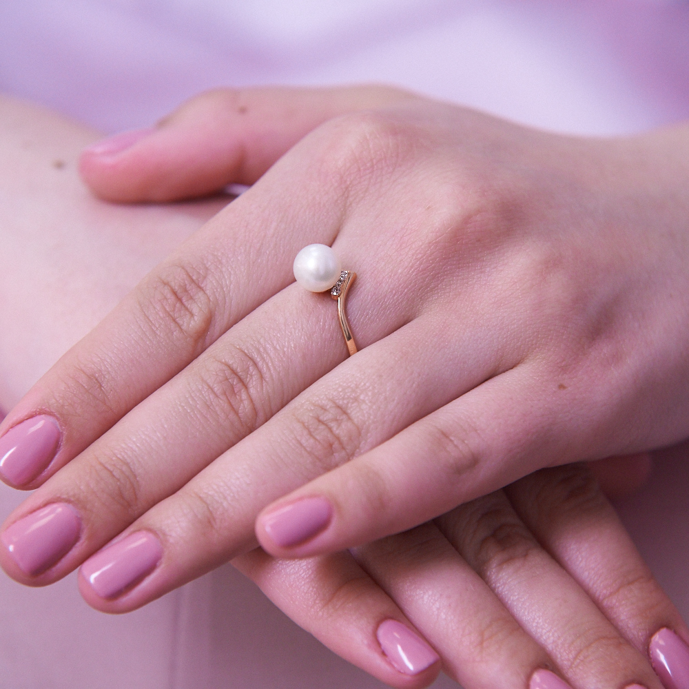 Кольцо из красного золота 585 пробы с белой жемчужиной 7-7,5 мм. Артикул 9333