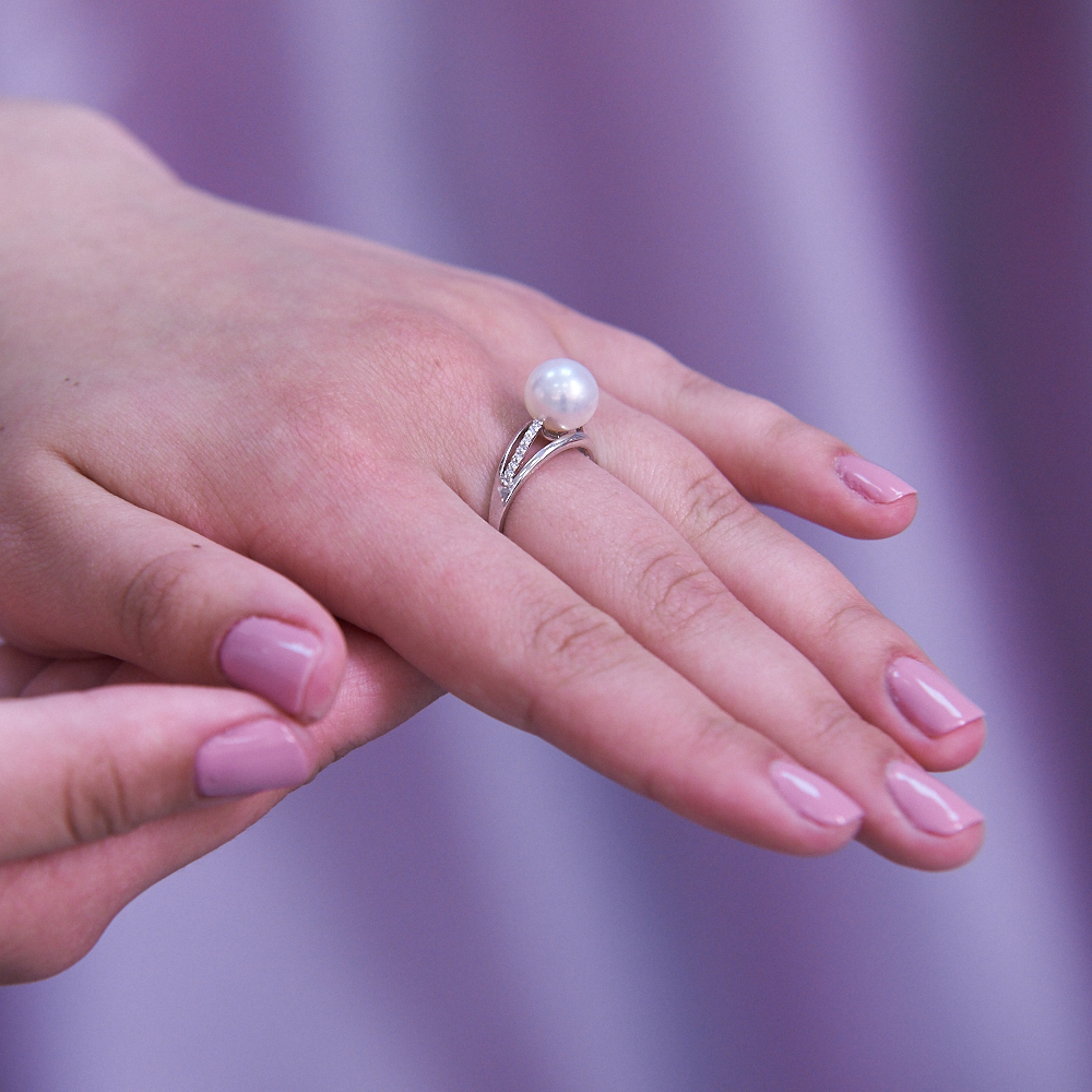 Кольцо из белого золота 585 пробы с белой жемчужиной 7-7,5 мм. Артикул 9324