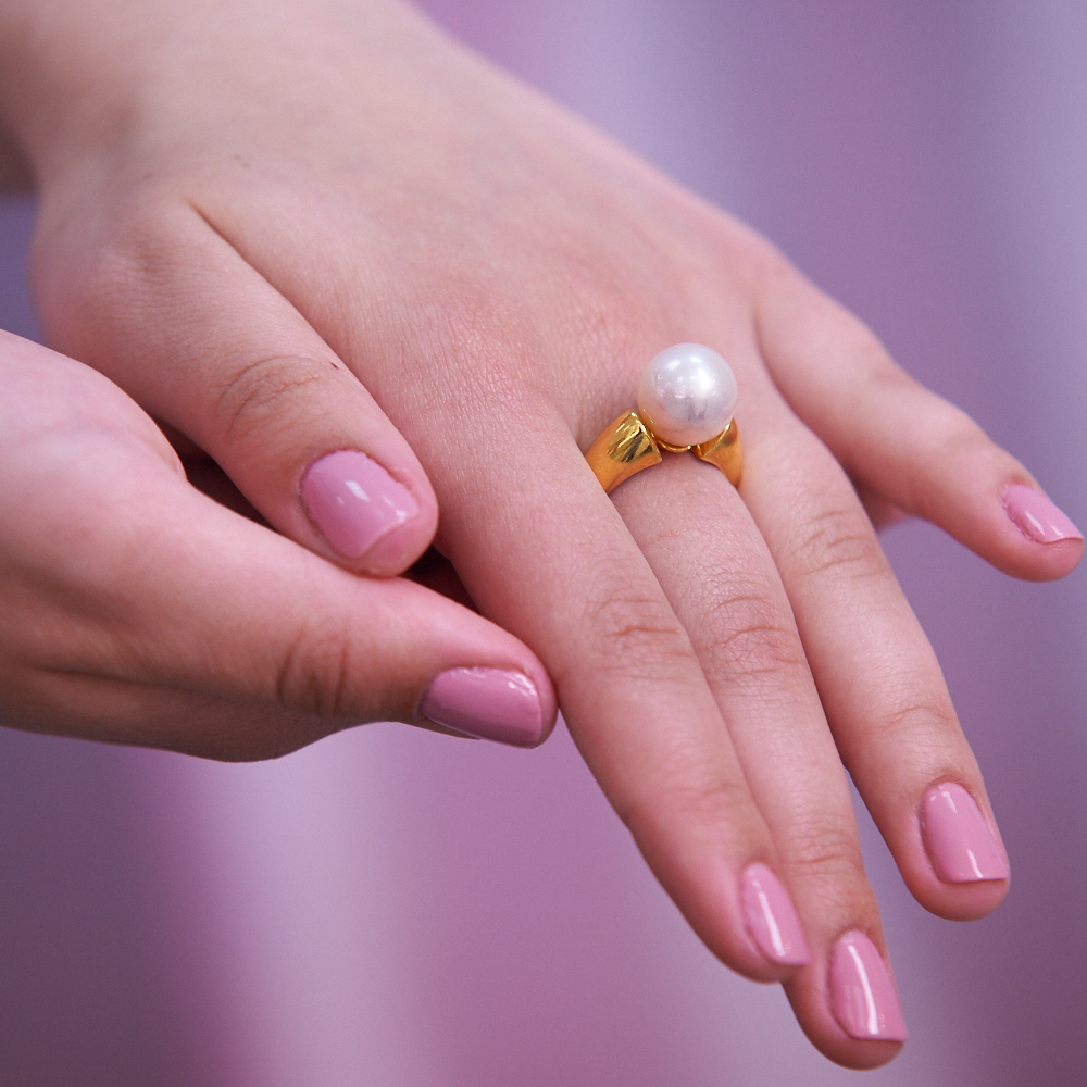 Кольцо из серебра 925 пробы с белой японской жемчужиной 12-13 мм. Артикул 11795