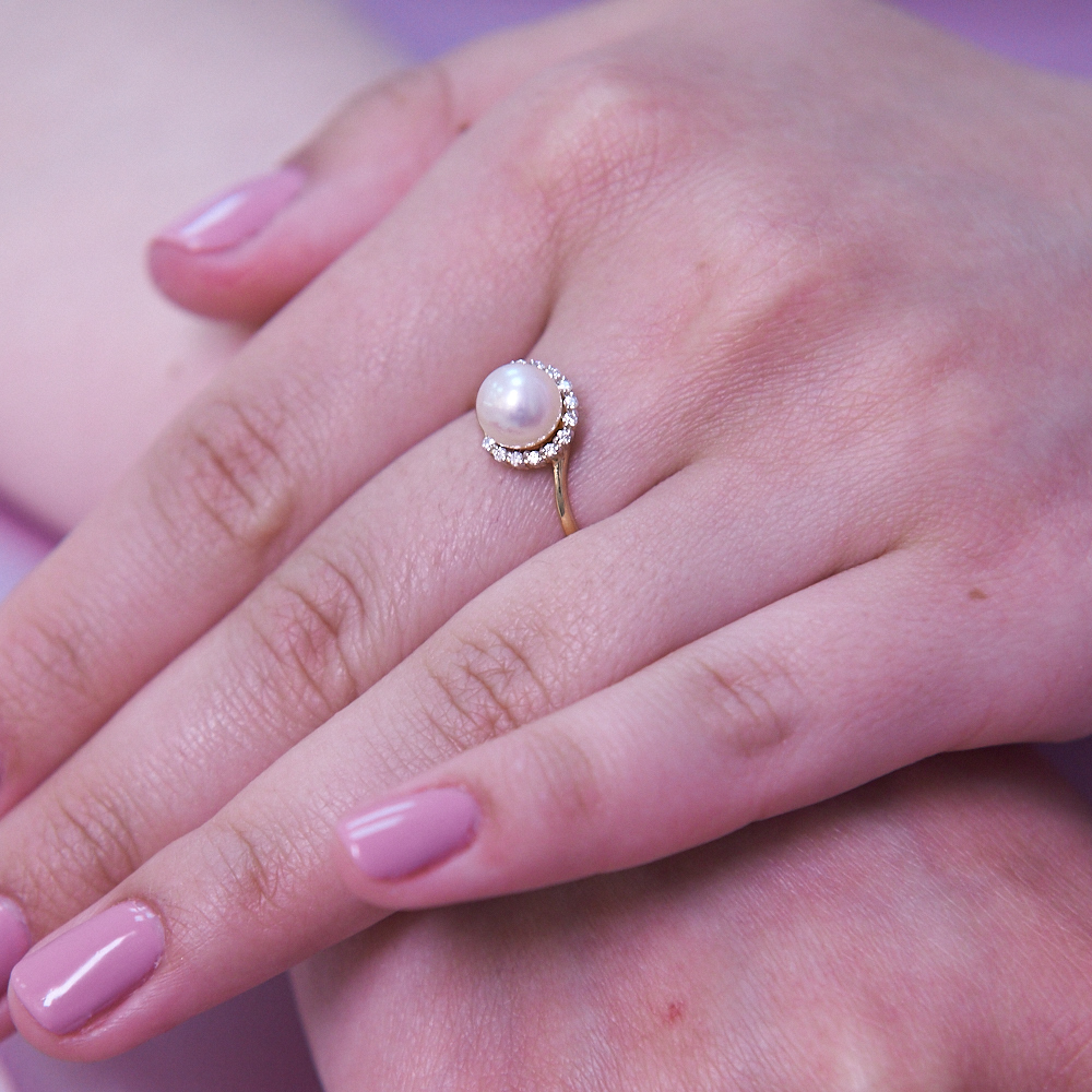 Кольцо из красного золота 585 пробы с белой жемчужиной 7-7,5 мм. Артикул 12005