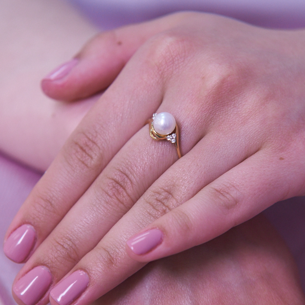 Кольцо из красного золота 585 пробы с белой жемчужиной 7,5-8 мм. Артикул 12021