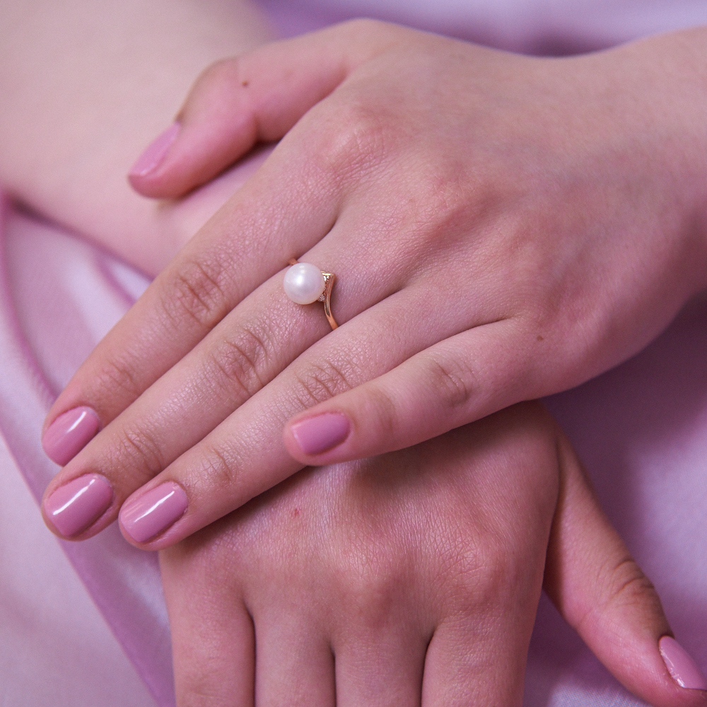 Кольцо из красного золота 585 пробы с белой жемчужиной 7-7,5 мм. Артикул 9333