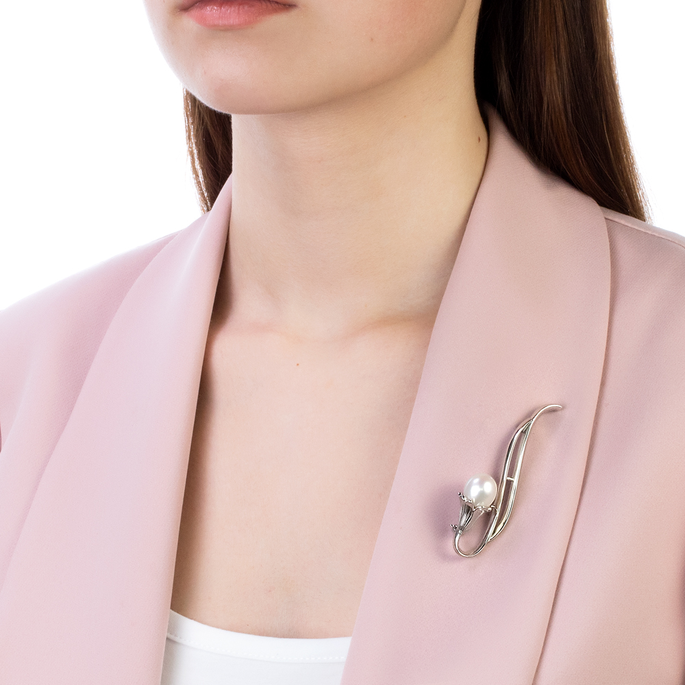 Брошь из серебра с белой речной жемчужиной 12-16 мм. Артикул 11039