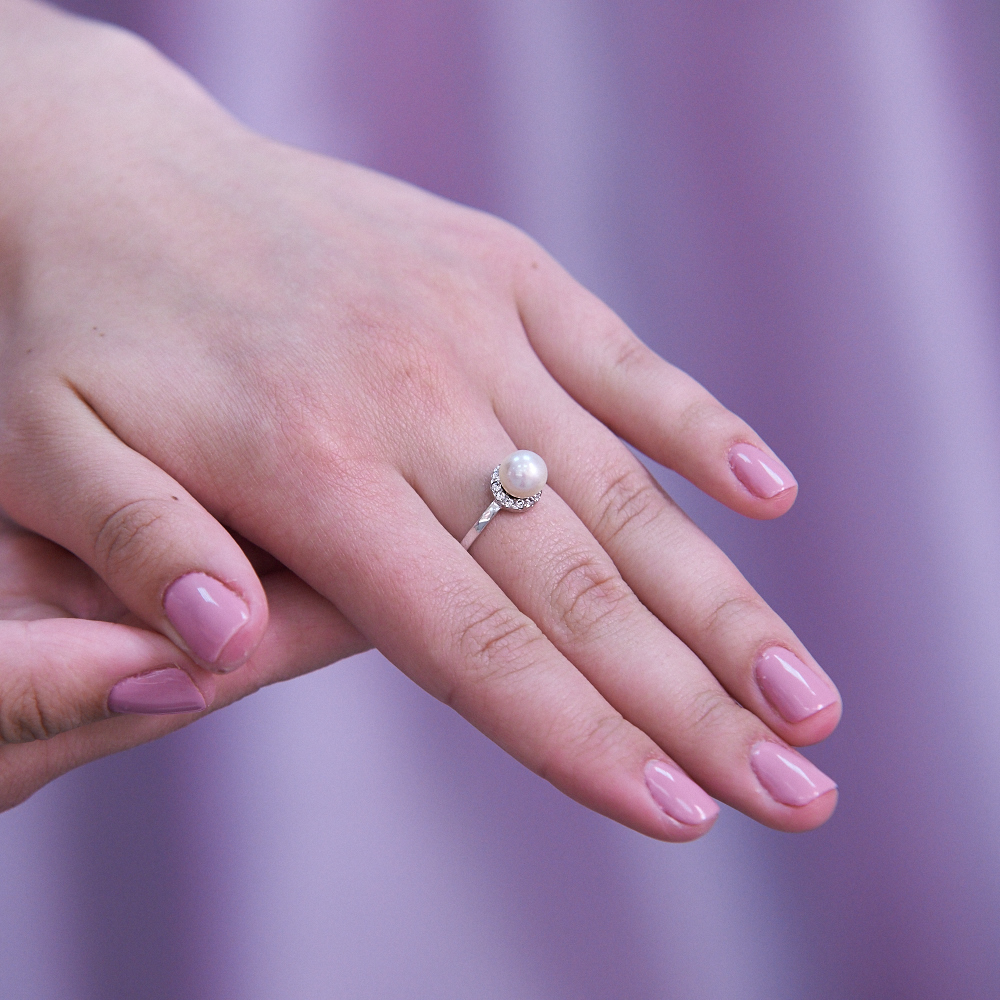 Кольцо из белого золота 585 пробы с белой жемчужиной 7-7,5 мм. Артикул 12024