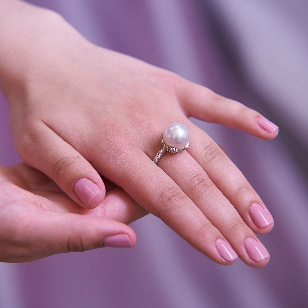Кольцо из серебра 925 пробы с белой японской жемчужиной 13-14 мм. Артикул 11550 Кольцо из серебра 925 пробы с белой японской жемчужиной 13-14 мм. Артикул 11550