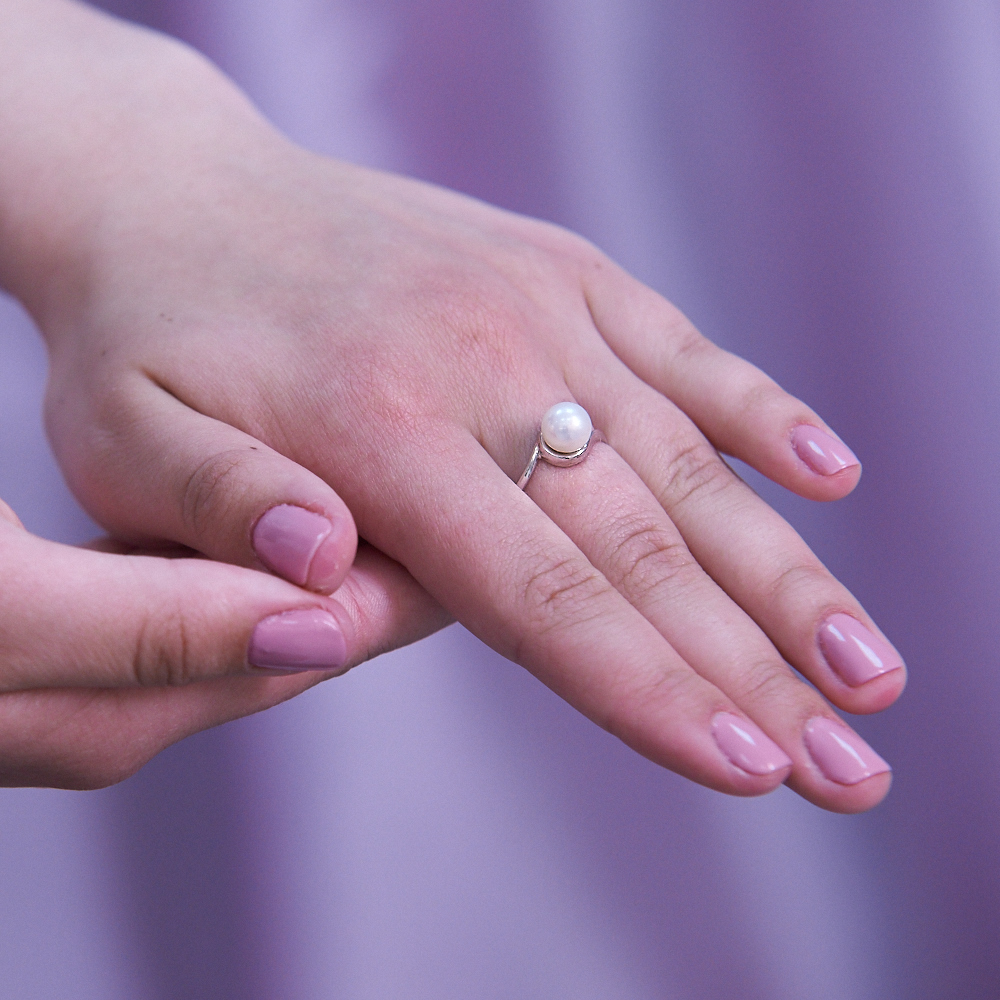Кольцо из белого золота 585 пробы с белой жемчужиной 7,5-8 мм. Артикул 10104