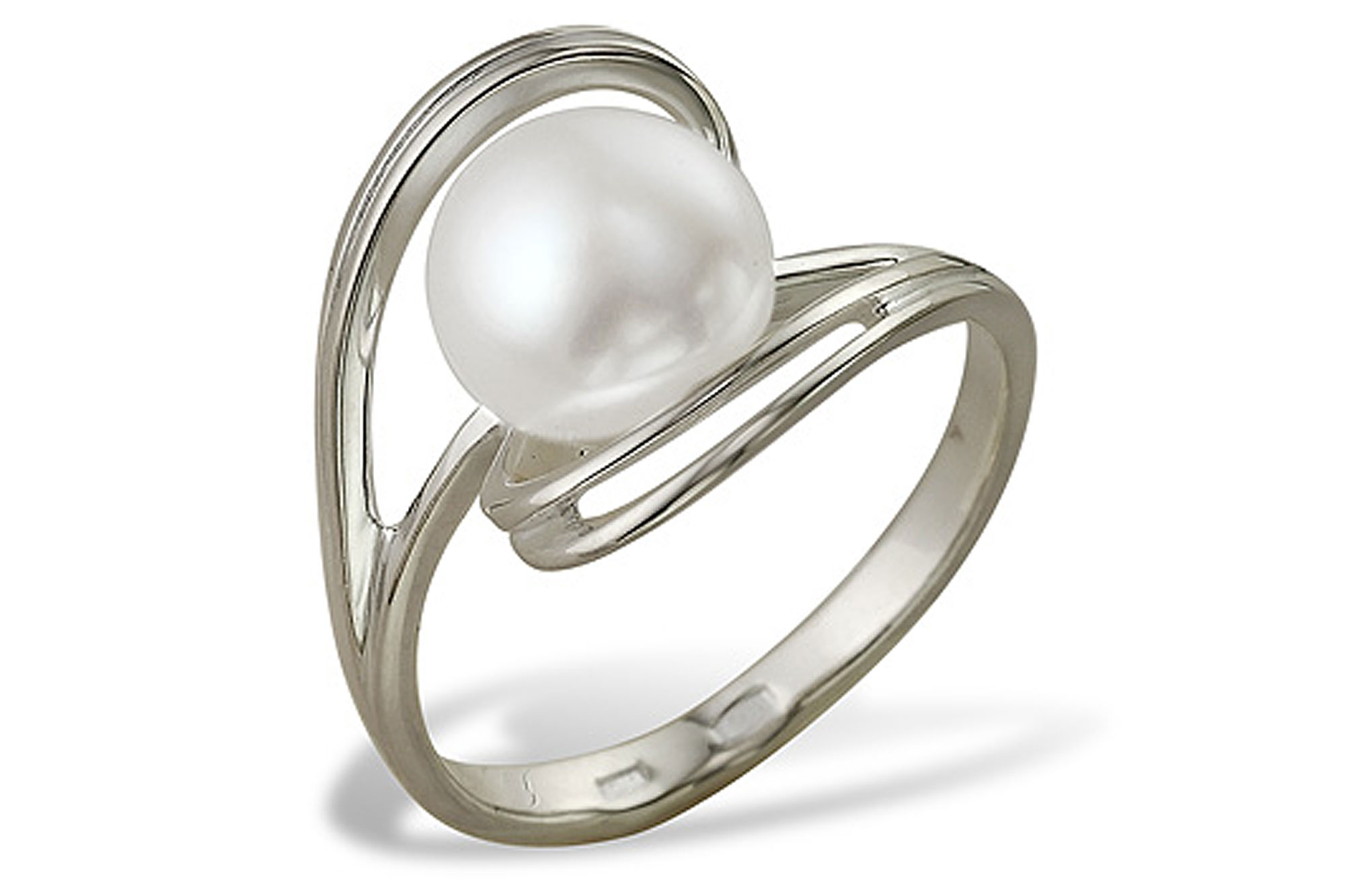 Кольцо из белого золота 585 пробы с белой жемчужиной 7-7,5 мм. Артикул 9328