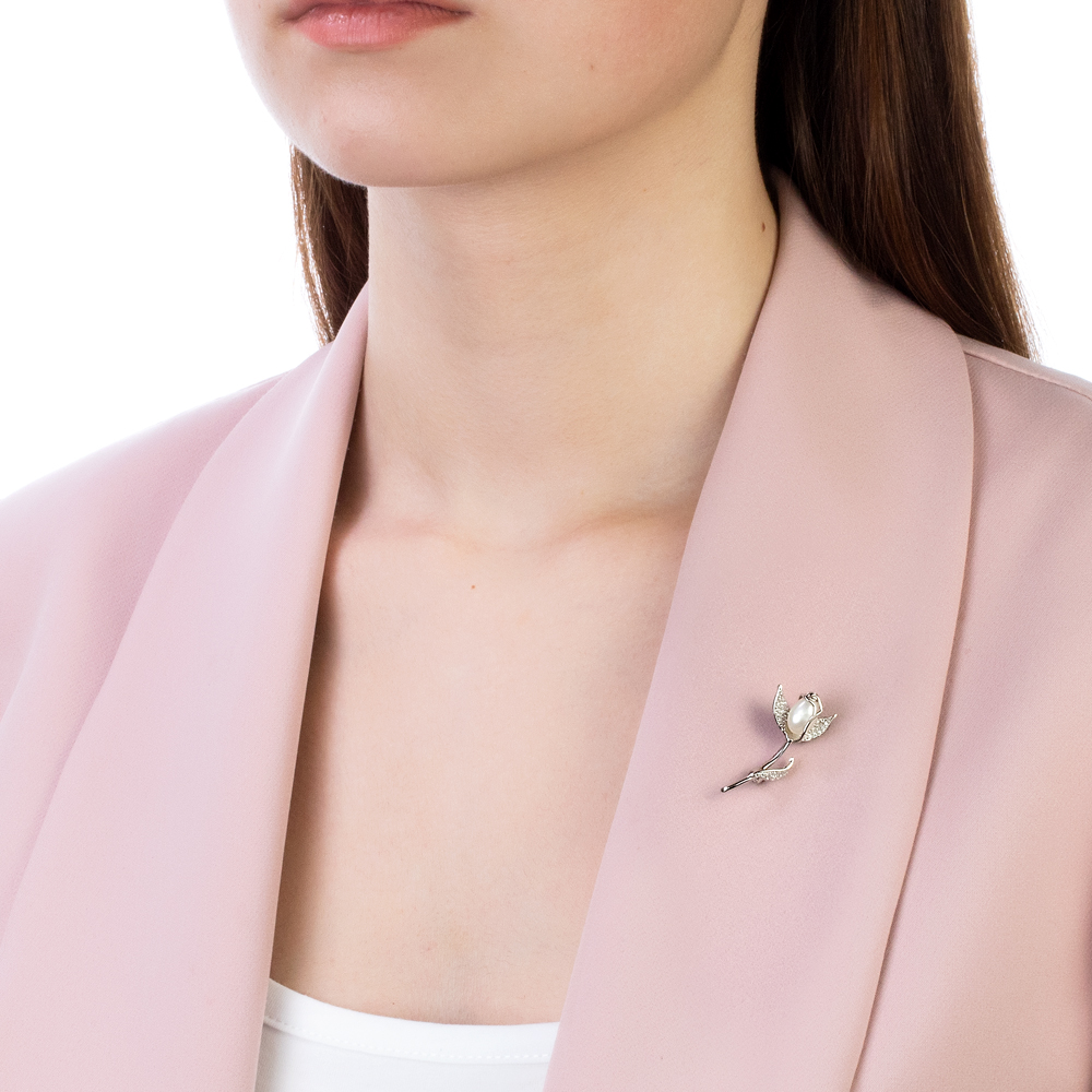 Брошь серебряная с белой жемчужиной 7,5-8 мм. Артикул 10631