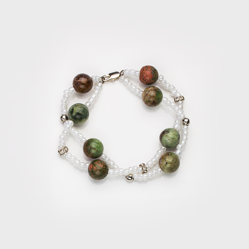 Двойной браслет из гелиотропа, украшенный бисером и стразами. Артикул 12380