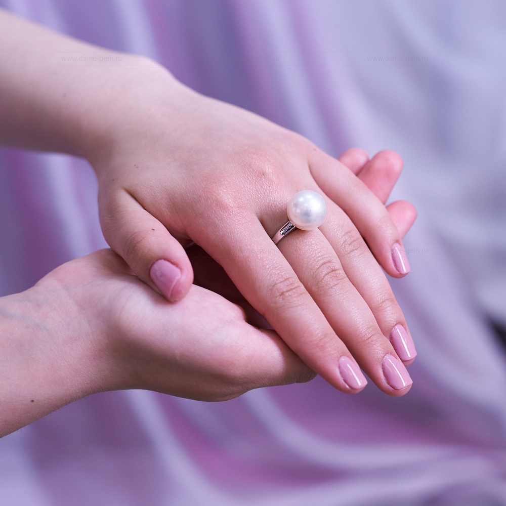 Кольцо из золота 585 пробы с белой Австралийской жемчужиной 13,6-13,9 мм. Артикул 10462