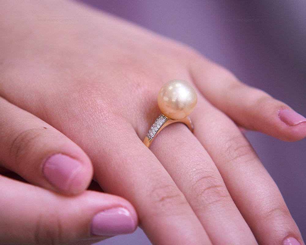 Кольцо из золота 585 пробы с золотистой Австралийской жемчужиной 13-13,5 мм. Артикул 11256