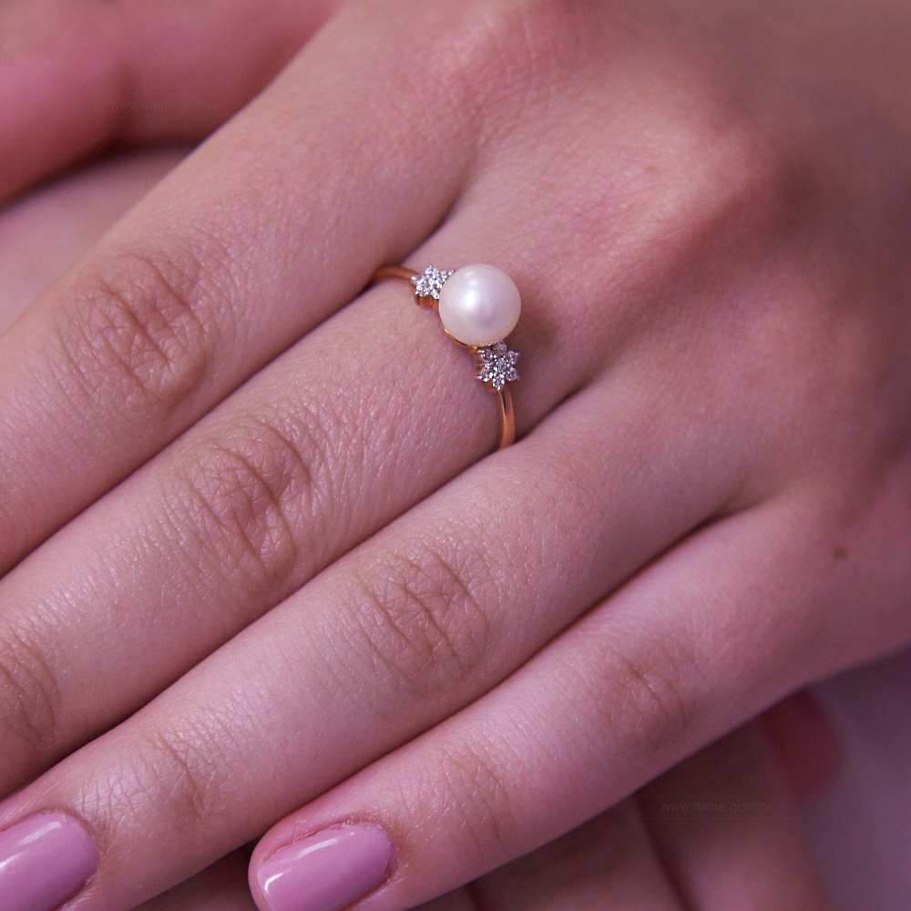 Кольцо из желтого золота 585 пробы с белой жемчужиной 7-7,5 мм. Артикул 11999