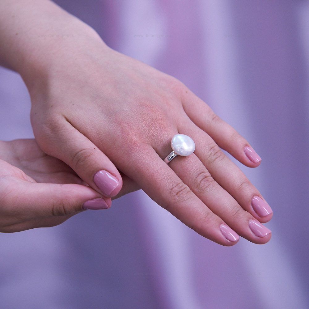 Кольцо из серебра 925 пробы с белой барочной жемчужиной 13 мм. Артикул 11802