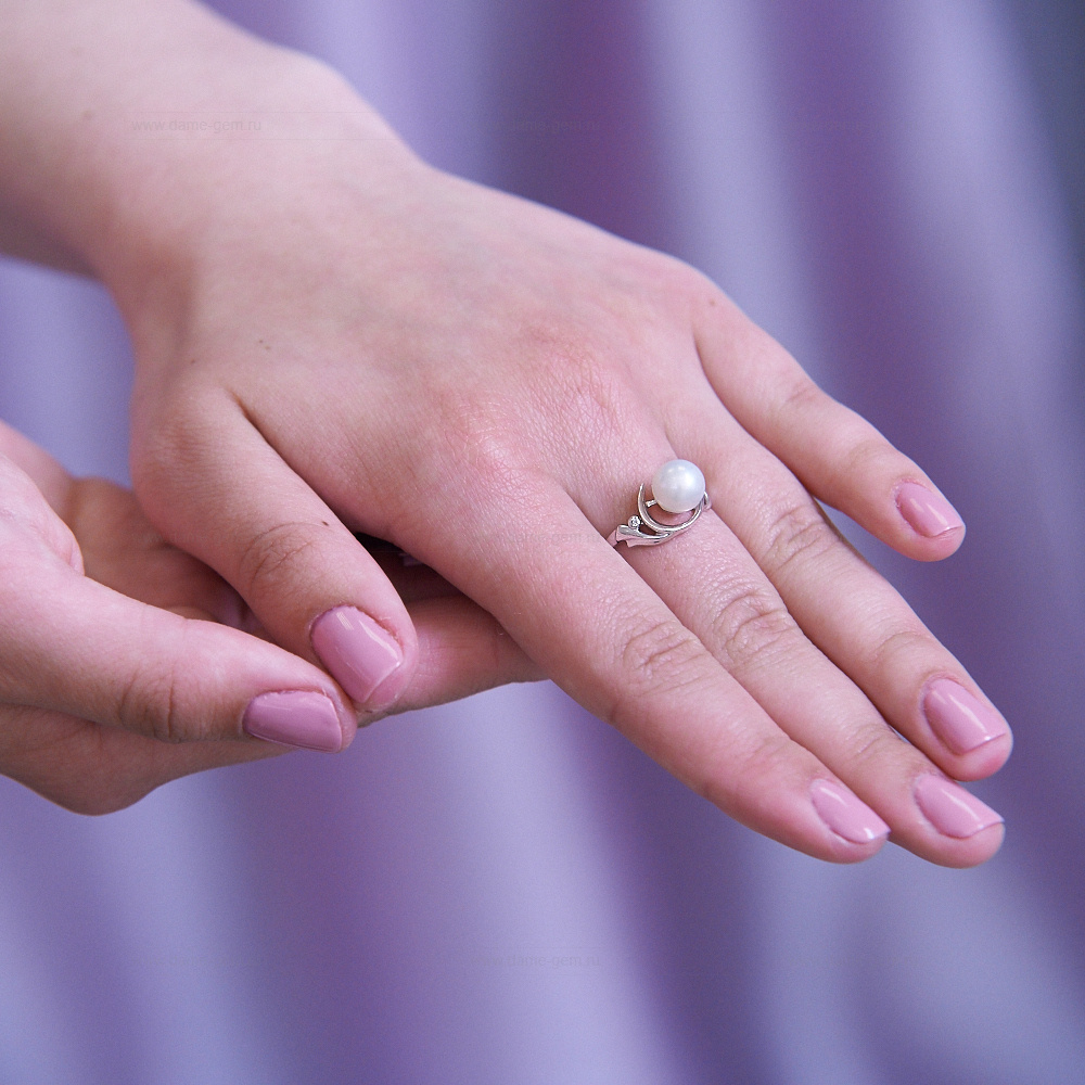 Кольцо из белого золота 585 пробы с белой жемчужиной 7,5-8 мм. Артикул 12025