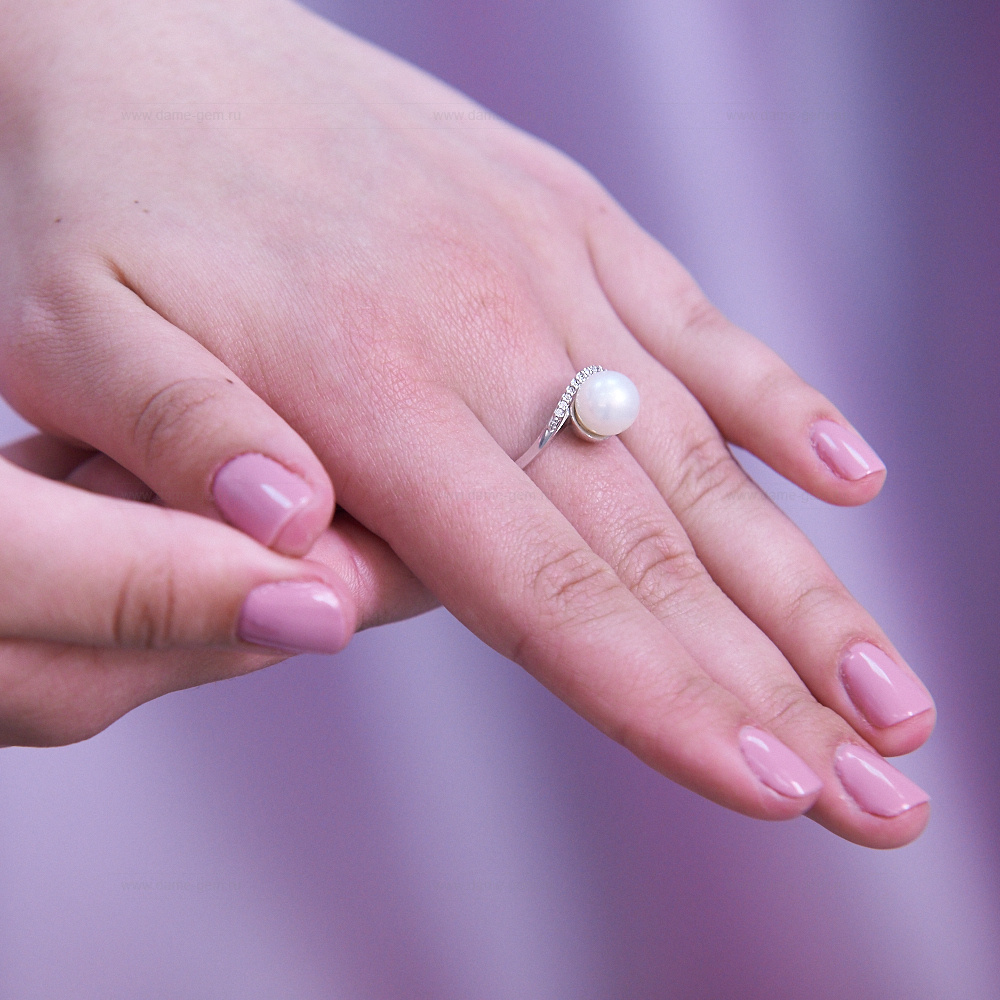 Кольцо из белого золота 585 пробы с белой жемчужиной 8-8,5 мм. Артикул 10129