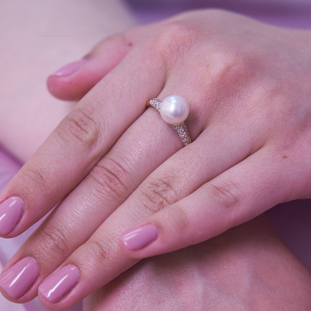 Кольцо из серебра 925 пробы с белой речной жемчужиной 8,5-9 мм. Артикул 9250