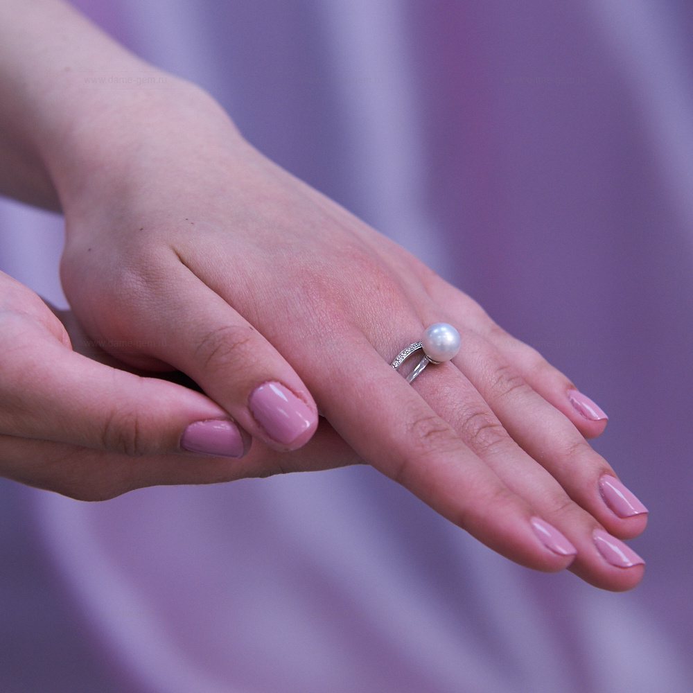 Кольцо из золота 585 пробы с белой морской жемчужиной Акойя 9-9,5 мм. Артикул 10318 Кольцо из золота 585 пробы с белой морской жемчужиной Акойя 9-9,5 мм. Артикул 10318