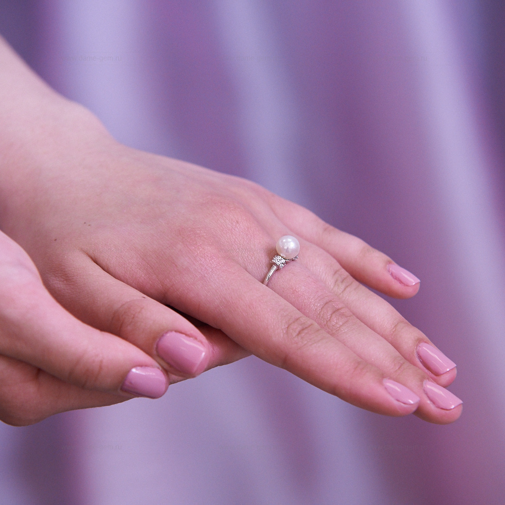 Кольцо из белого золота 585 пробы с белой жемчужиной 7-7,5 мм. Артикул 12015