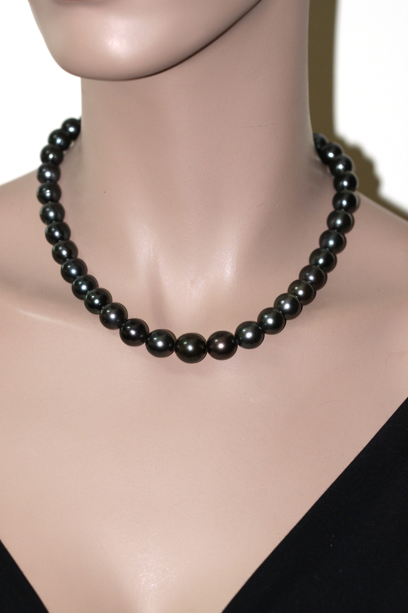 Ожерелье из черного круглого морского Таитянского жемчуга 8,1-10,8 мм. Качество жемчуга среднее АА. Артикул 10157