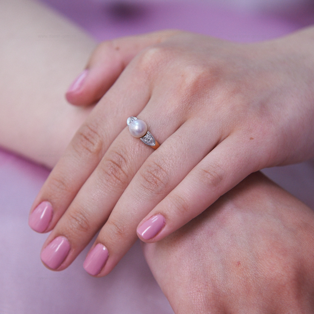 Кольцо из красного золота 585 пробы с белой жемчужиной 7,5-8 мм. Артикул 9715 Кольцо из красного золота 585 пробы с белой жемчужиной 7,5-8 мм. Артикул 9715