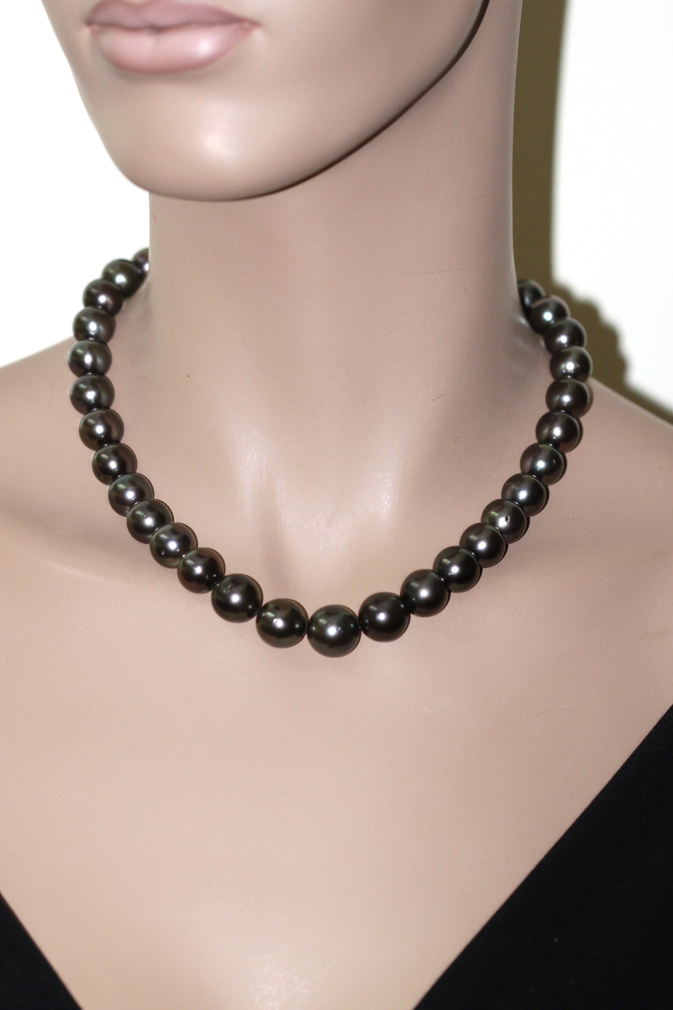 Ожерелье из черного круглого морского Таитянского жемчуга 8,0-10,9 мм. Качество жемчуга среднее АА. Артикул 10158
