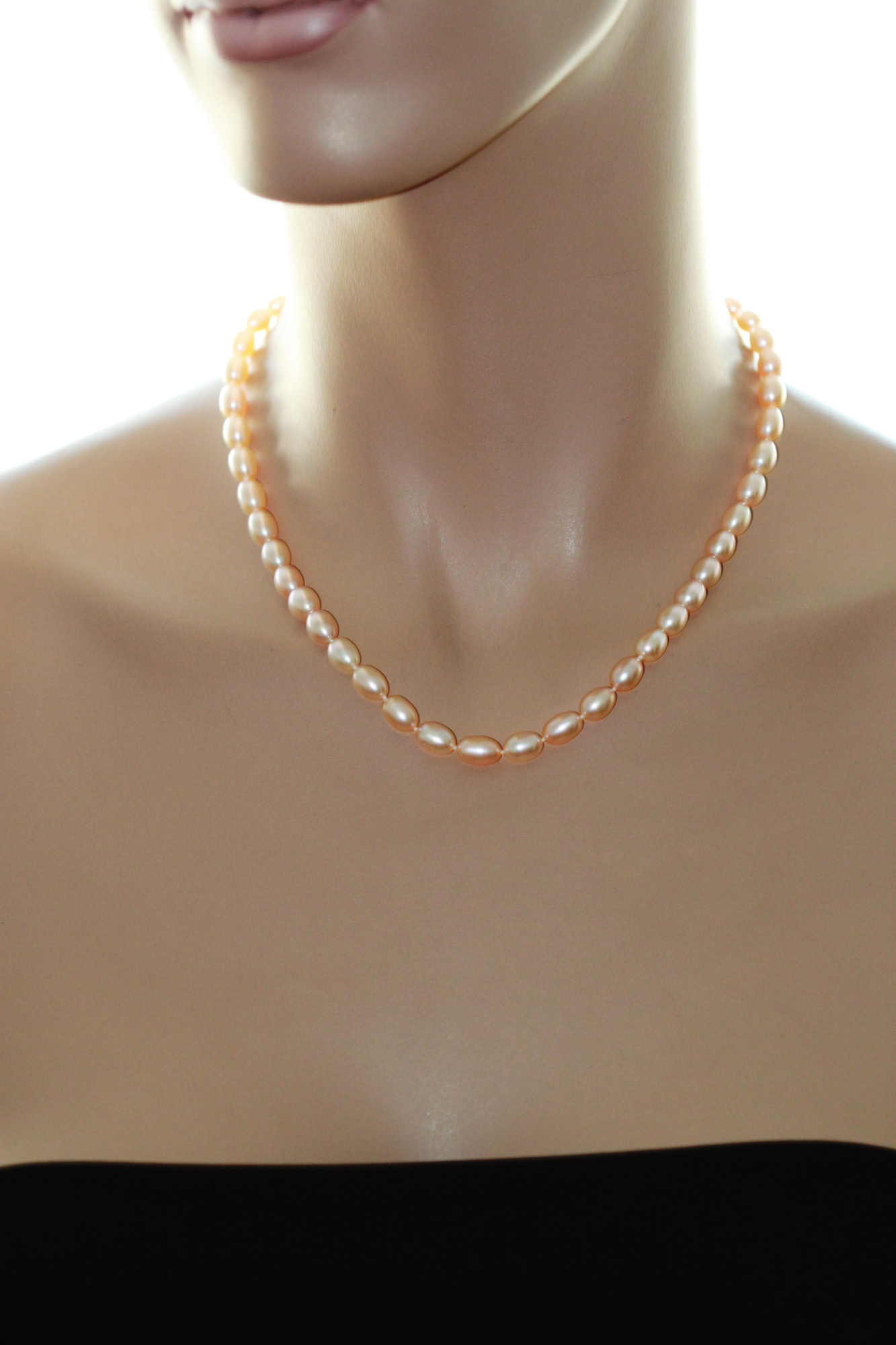 Ожерелье из персикового рисообразного речного жемчуга 7,5-8 мм. Качество жемчуга наивысшее ААА. Артикул 7676