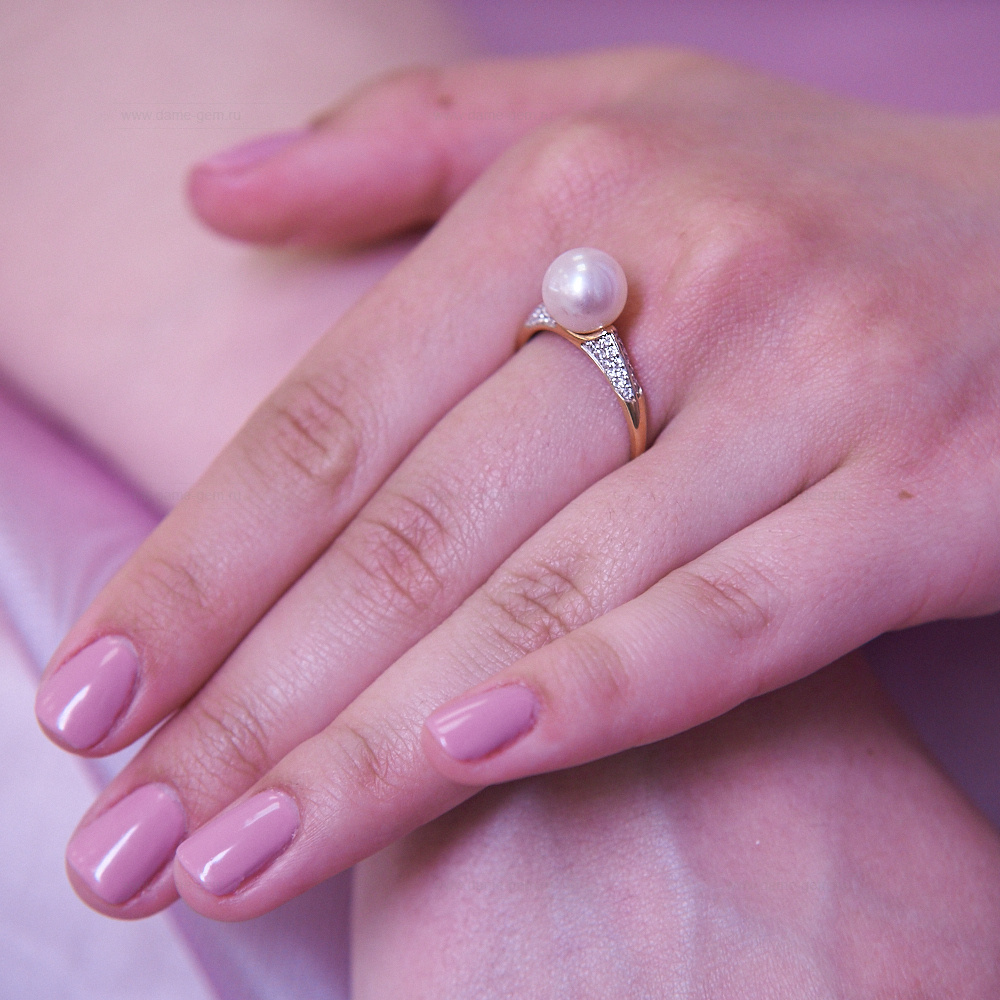 Кольцо из серебра 925 пробы с белой речной жемчужиной 8,5-9 мм. Артикул 9250