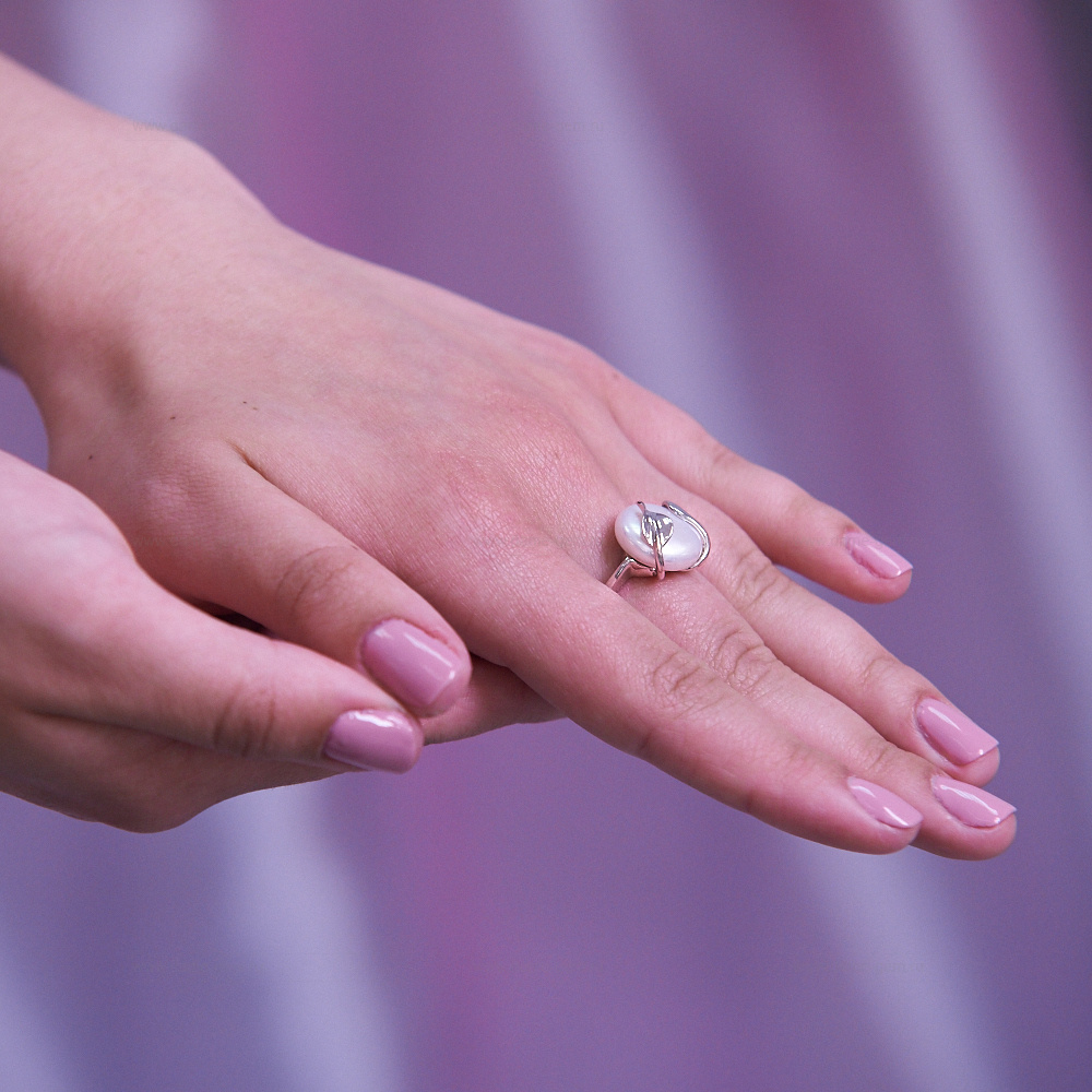 Кольцо из серебра 925 пробы с белой барочной жемчужиной 14,5 мм. Артикул 10443 Кольцо из серебра 925 пробы с белой барочной жемчужиной 14,5 мм. Артикул 10443