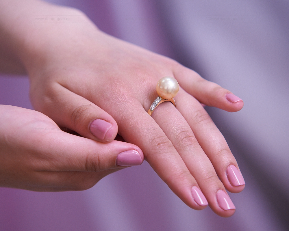 Кольцо из золота 585 пробы с золотистой Австралийской жемчужиной 13-13,5 мм. Артикул 11256