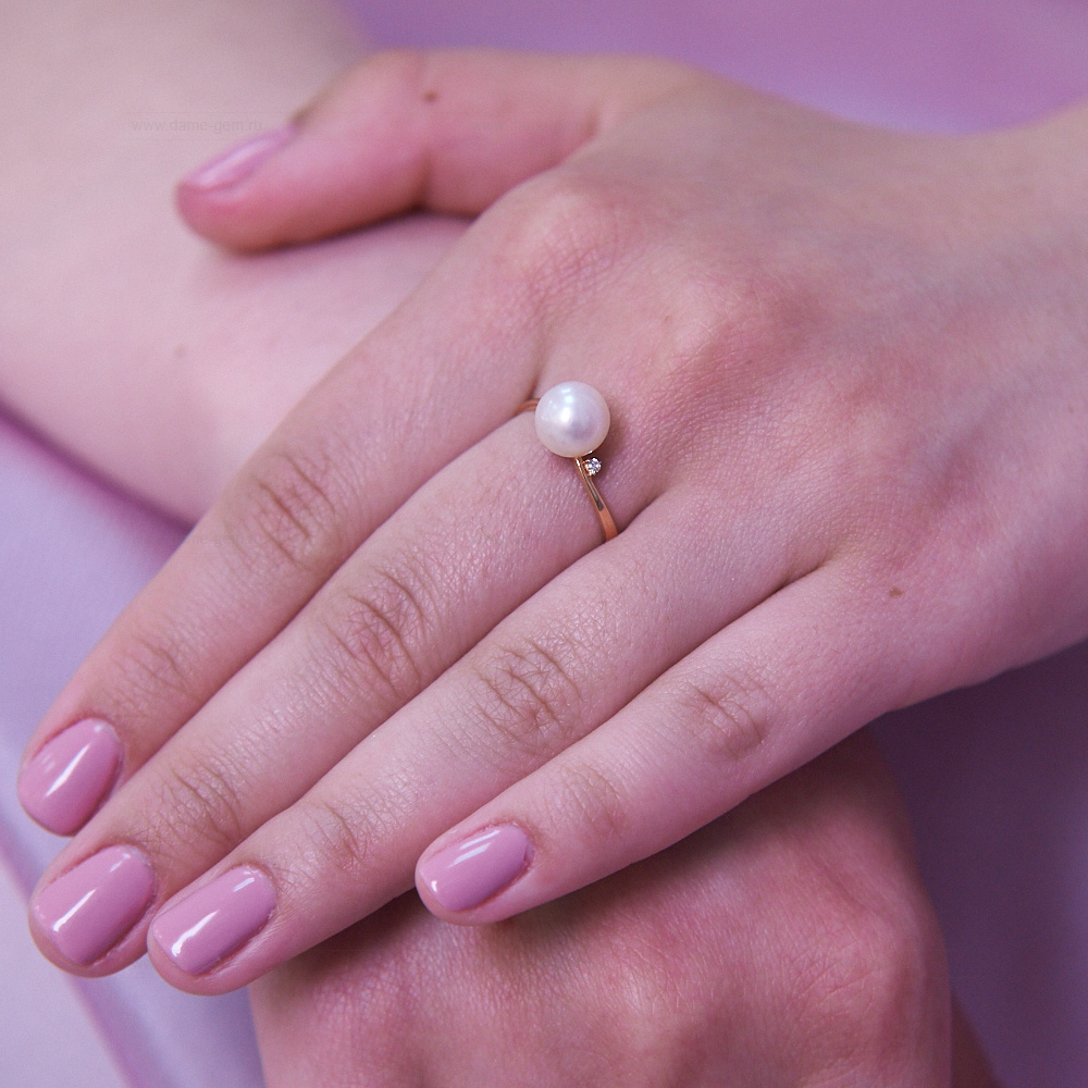 Кольцо из желтого золота 585 пробы с белой жемчужиной 7,5-8 мм. Артикул 12003