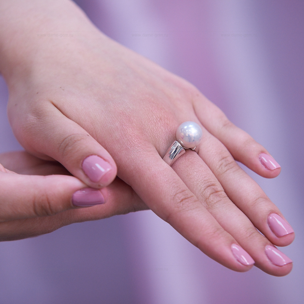 Кольцо из серебра 925 пробы с белой японской жемчужиной 12-13 мм. Артикул 11798