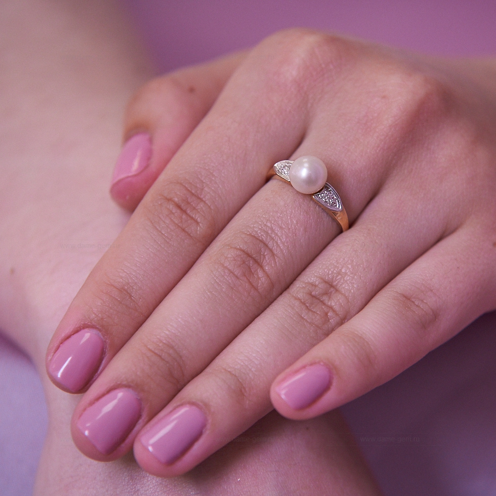 Кольцо из желтого золота 585 пробы с белой жемчужиной 7,5-8 мм. Артикул 12027