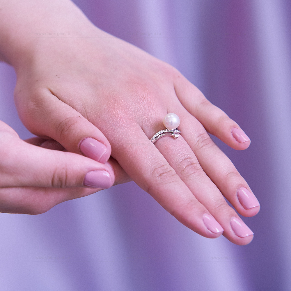 Кольцо из белого золота 585 пробы с белой жемчужиной 7-7,5 мм. Артикул 12034