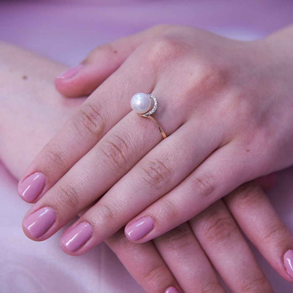 Кольцо из красного золота 585 пробы с белой жемчужиной 8,5-9 мм. Артикул 9555