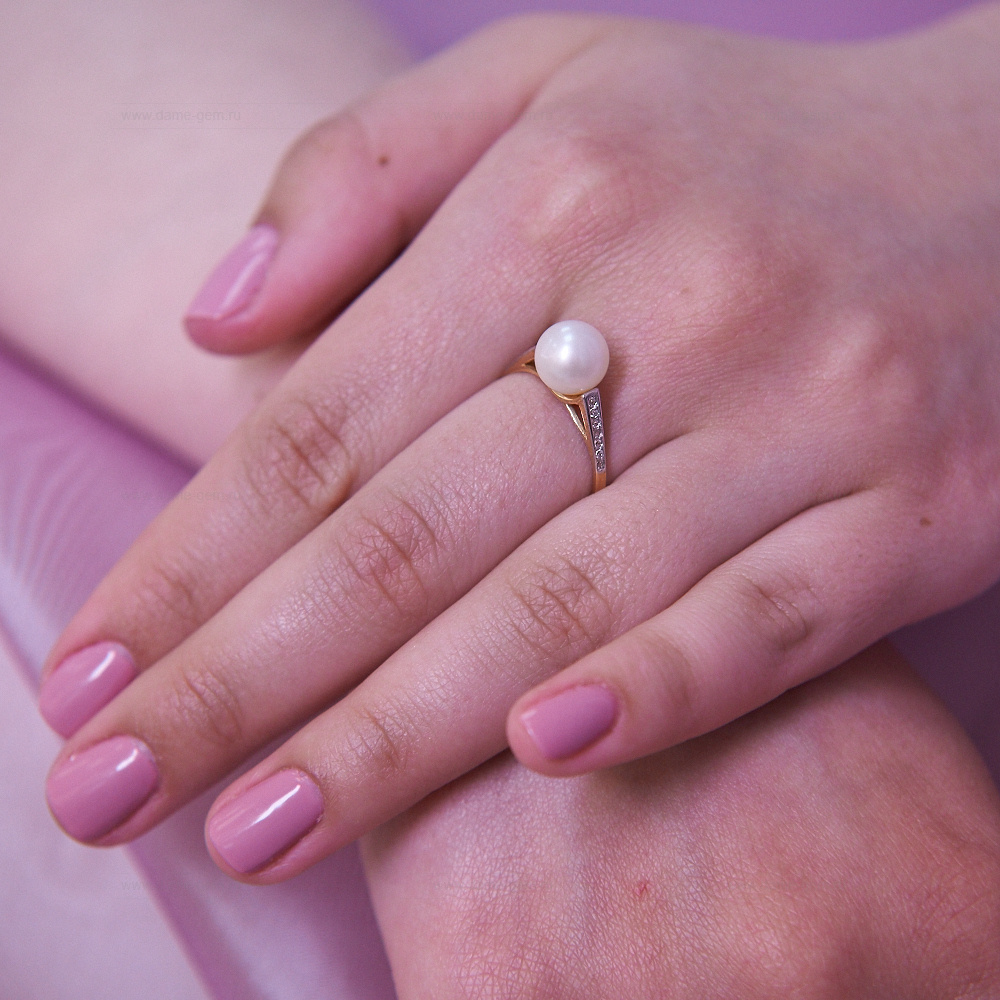 Кольцо из желтого золота 585 пробы с белой жемчужиной 7,5-8 мм. Артикул 12016