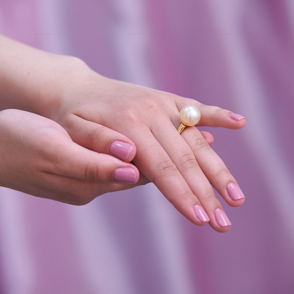 Кольцо из золота 585 пробы с золотистой Австралийской жемчужиной 13,6-13,9 мм. Артикул 10315