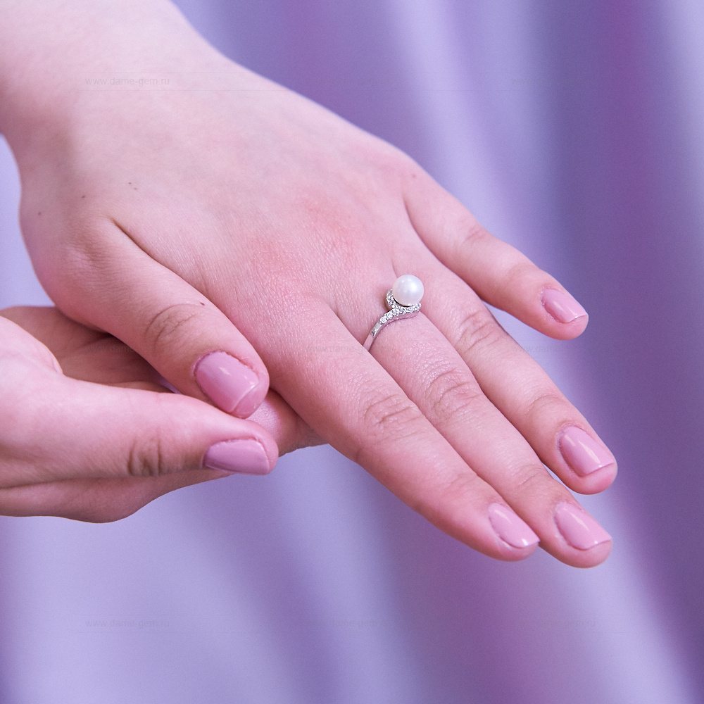 Кольцо из серебра 925 пробы с белой речной жемчужиной 6-6,5 мм. Артикул 11541
