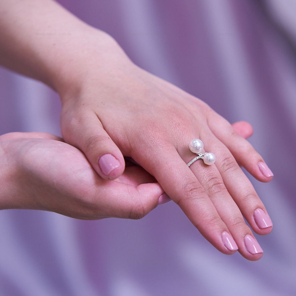 Кольцо "Поцелуй" из золота 585 пробы с белыми жемчужинами Акойя 7-9 мм. Артикул 11648 Кольцо "Поцелуй" из золота 585 пробы с белыми жемчужинами Акойя 7-9 мм. Артикул 11648